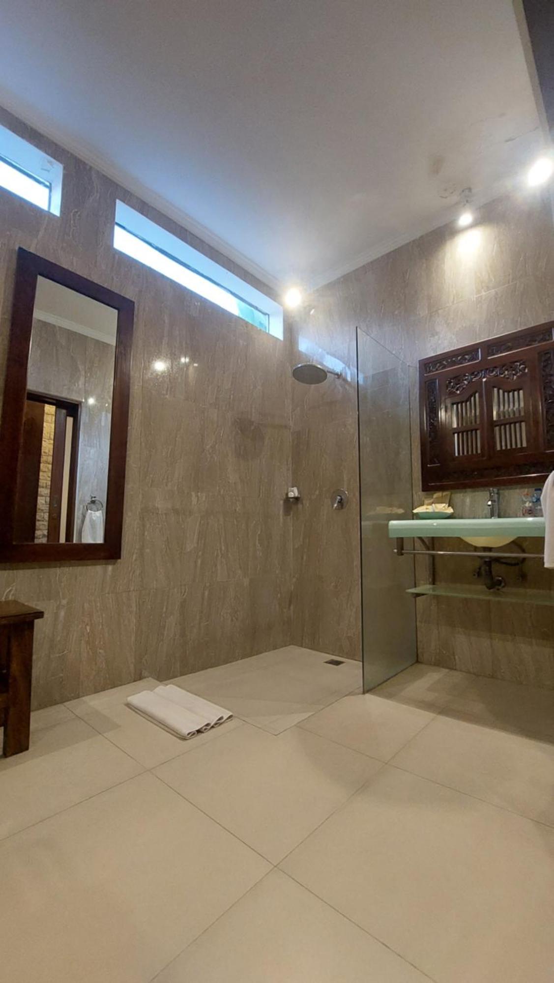 Villa Heliconia Seminyak Værelse billede